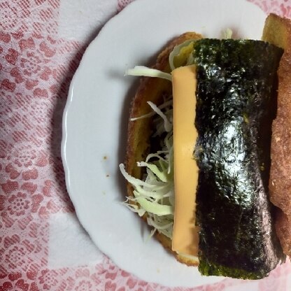 ぱせりちゃん(*ΦωΦ)豚料理ヒレ肉と海苔チーズバーガー♪♪美味しかったです(ﾉ*°▽°)ﾉレタスないからキャベツだよ～